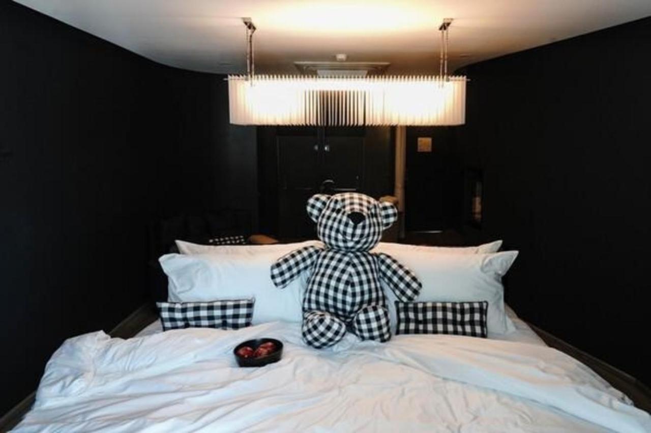 Foto Hotel Phuket Beachfront Εξωτερικό φωτογραφία The Bear Suite