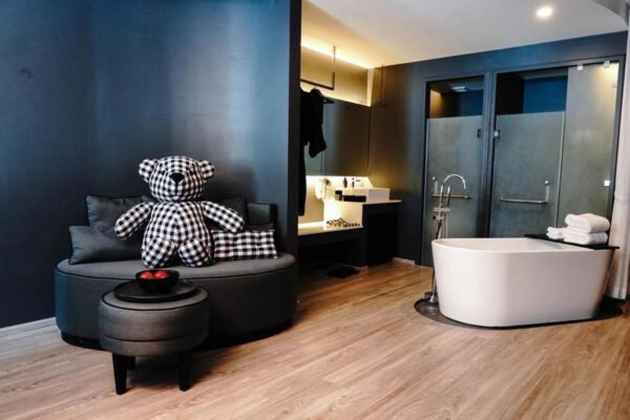 Foto Hotel Phuket Beachfront Εξωτερικό φωτογραφία Bathroom