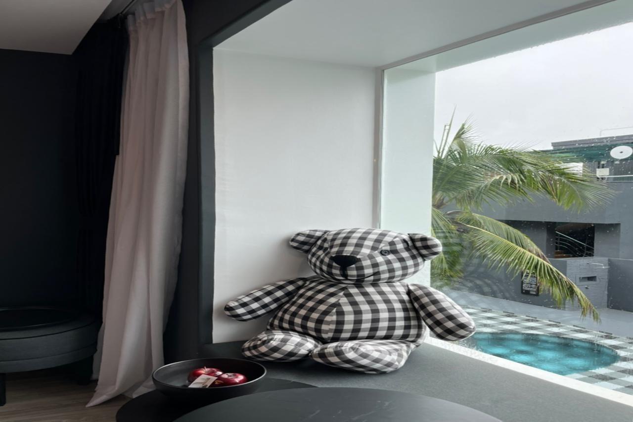 Foto Hotel Phuket Beachfront Εξωτερικό φωτογραφία A window seat