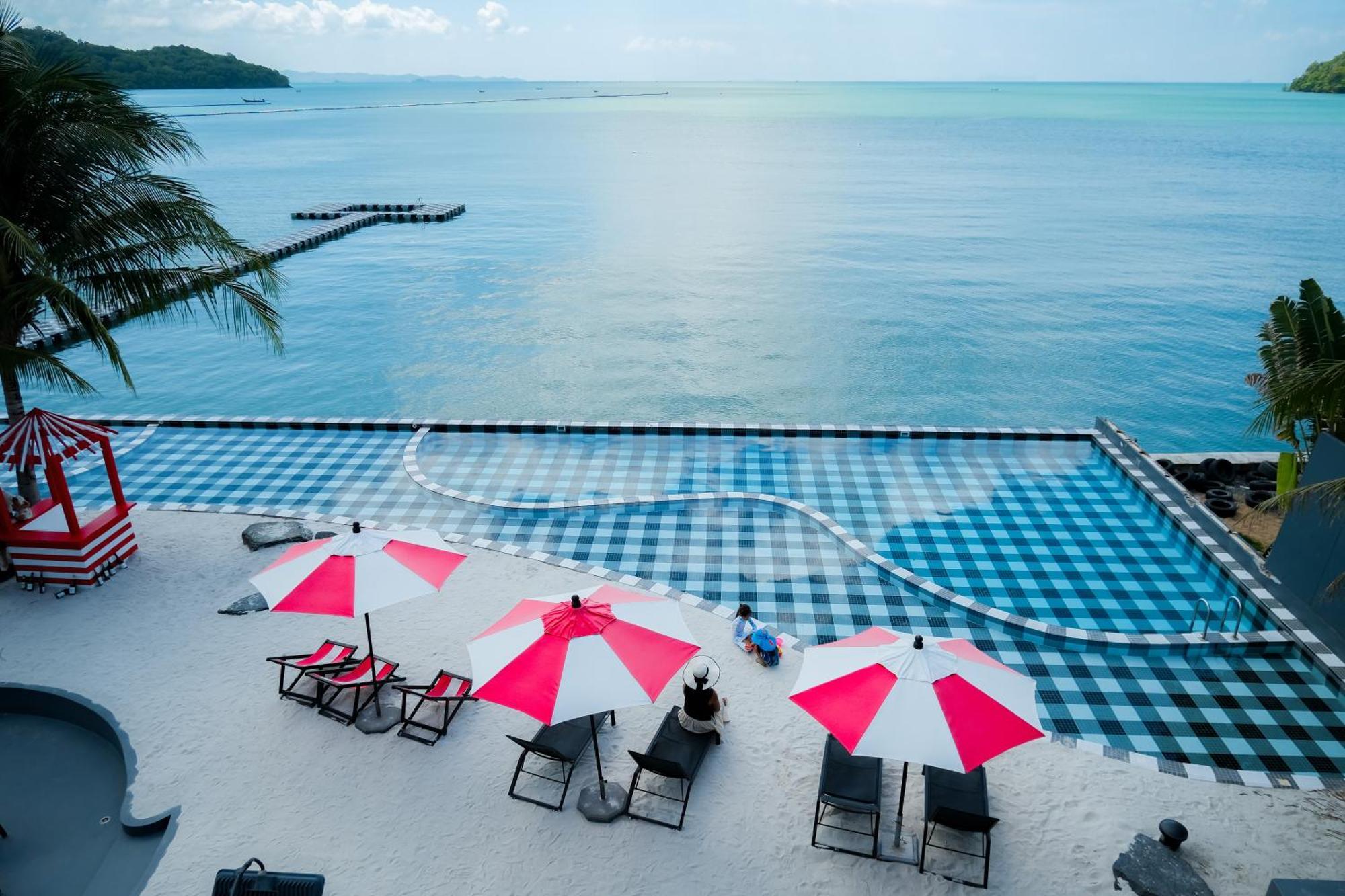 Foto Hotel Phuket Beachfront Εξωτερικό φωτογραφία View of the Andaman Sea from the hotel