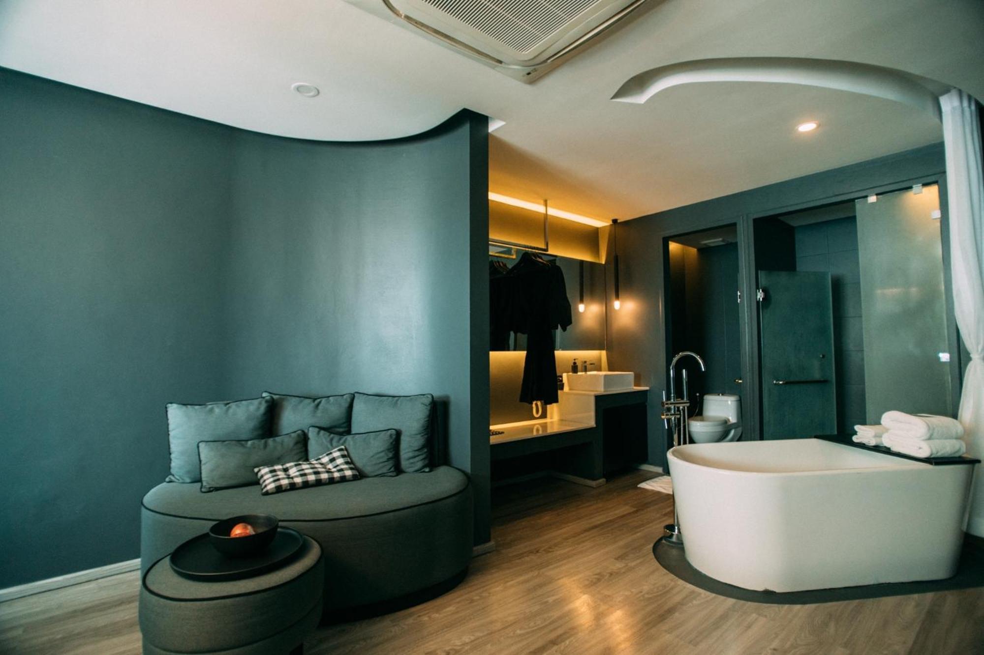 Foto Hotel Phuket Beachfront Εξωτερικό φωτογραφία A bathroom at the hotel