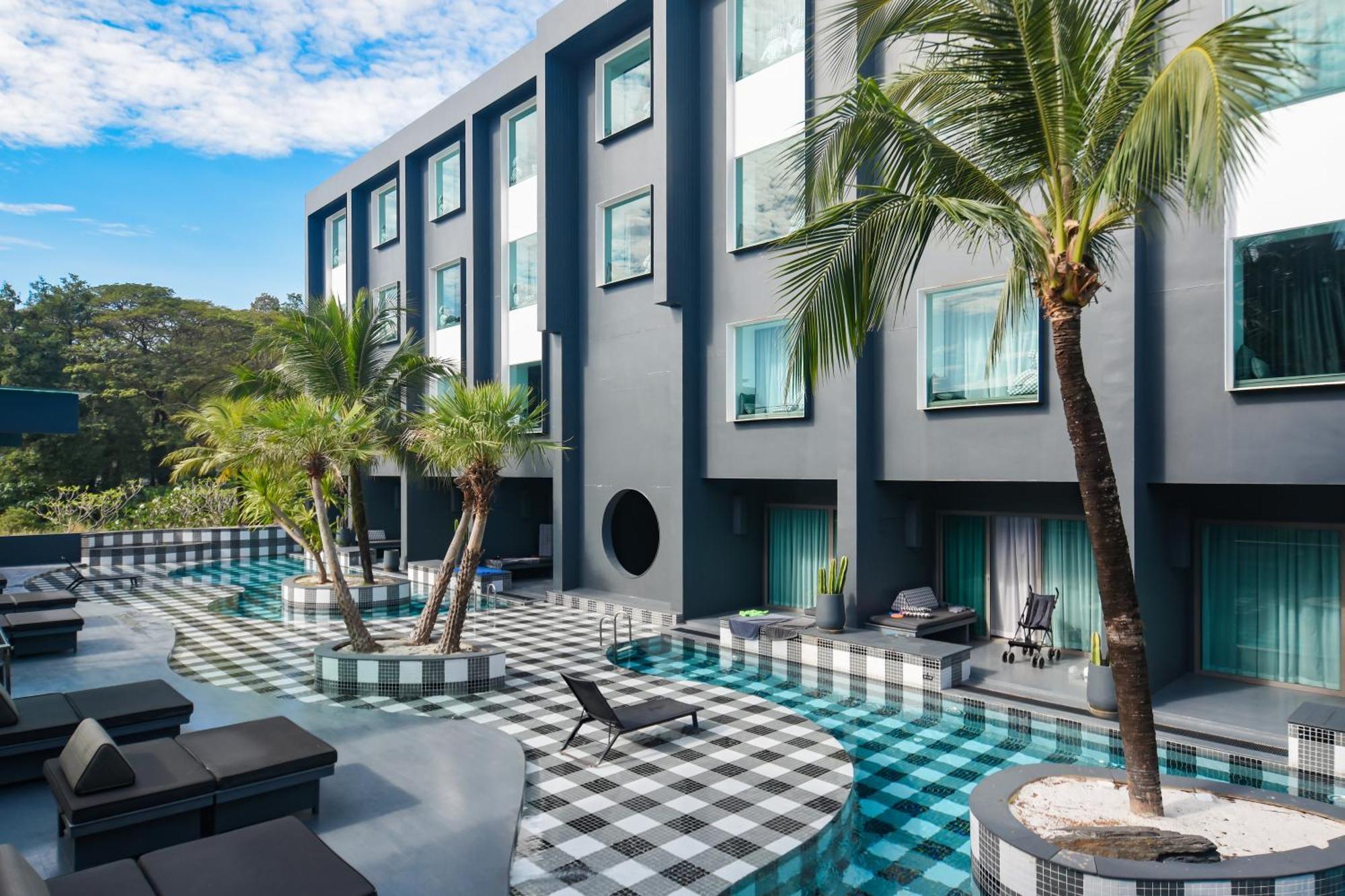 Foto Hotel Phuket Beachfront Εξωτερικό φωτογραφία The hotel's pool