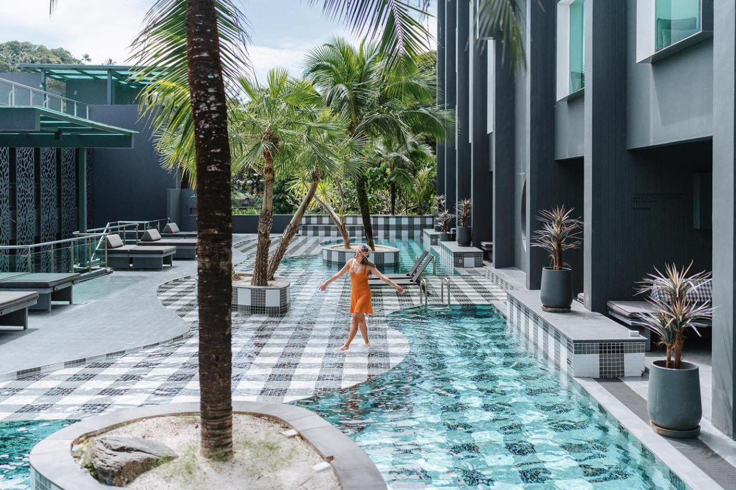 Foto Hotel Phuket Beachfront Εξωτερικό φωτογραφία The swimming pool at the hotel