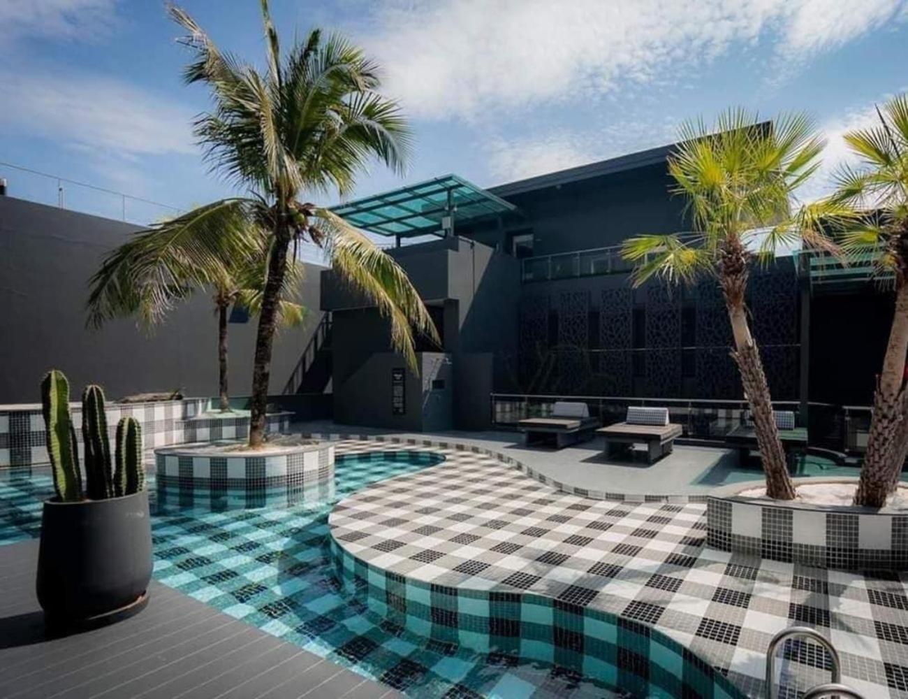 Foto Hotel Phuket Beachfront Εξωτερικό φωτογραφία The pool at the hotel